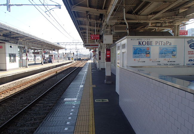 兵庫県明石市大明石町に有ります。山陽電気鉄道本線の駅の一つです。ＪＲ明石駅との乗り換えが便利です。