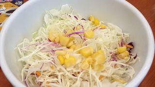 野菜サラダがおすすめです。様々な種類のフドレッシングが用意されていて、また、ちょこっとカレーなど、斬新なアイディアで提供してくれます。