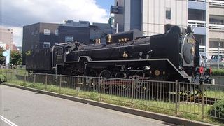 南東側に保存されている国鉄D51形蒸気機関車が有ります。