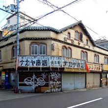 萩之茶屋本通商店街の入口付近の銀座センターは特徴的な建物