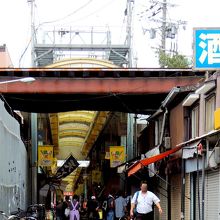 萩之茶屋本通商店街の東詰めにあたる阪堺電車今池駅前