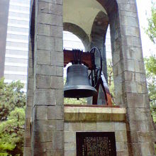 木々に囲まれた一角に建っています。