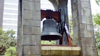 木陰に隠れた自由の象徴