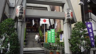 ひっそりと佇む新橋にある神社