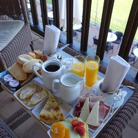 ルームサービスの朝食