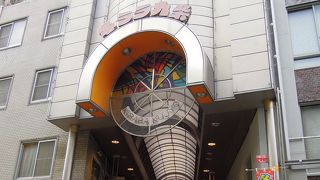 中央線九条駅から安治川トンネル辺りまで伸びる長いアーケード商店街