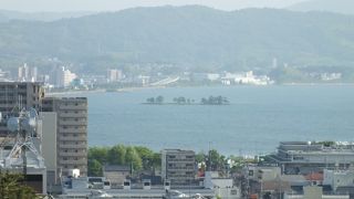 宍道湖の東端に架かります