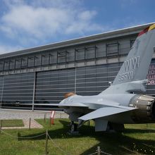 本館とF16