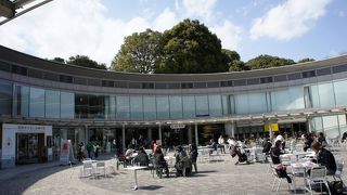 古風な境内にモダンな建物