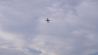 那覇空港から飛び立つ飛行機の眺め