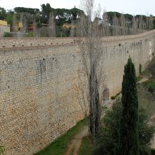 １４〜１５世紀に造られた部分の城壁。高さがずいぶんあります。