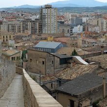 カタルーニャ広場方向へ下りて行く城壁。新旧の市街地が絶景。