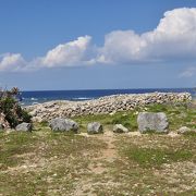 鳩間島の北側の断崖にある砦のような石組です。