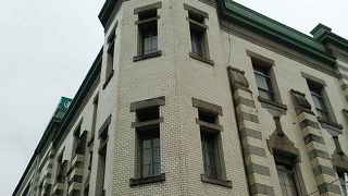 ひときわ目立つ洋建築