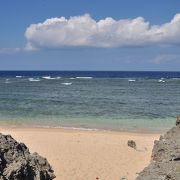 島の北側、武士家跡と千手ガジュマルの間にある小さいきれいな砂浜です。