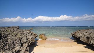 ちいさな砂浜ですが、きれいな砂浜です
