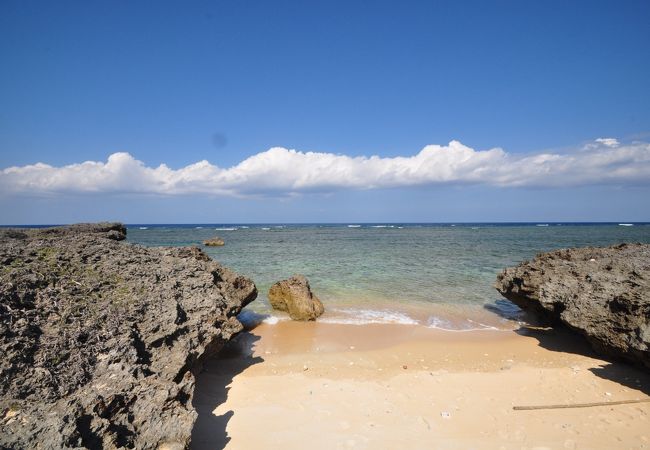 ちいさな砂浜ですが、きれいな砂浜です