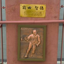 メインゲートに続くプロムナードにあります