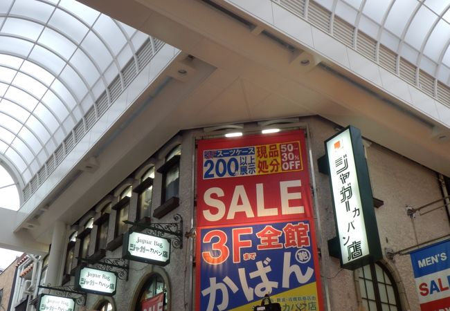 二階の高さまで商品を釣り上げて陳列