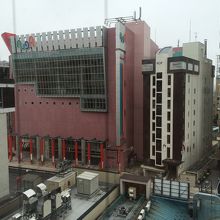 アウガの目の前にあります。