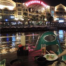 席から見える川辺の風景です。