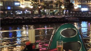 川辺の雰囲気はgood！味は…