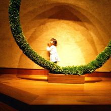 玄関の飾りの前で踊る子供。