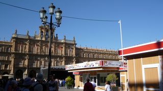 広場を囲む建物が美しい