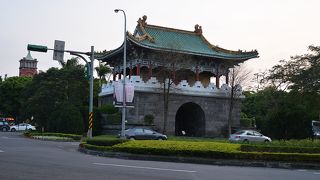 近くには近くには東門、小南門もある