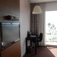 小さいテーブルとテレビのみ。洋服を入れる収納棚がない(>_<