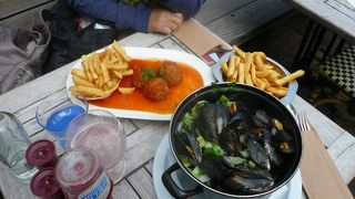 歴史ある建物に囲まれてゆったりランチを