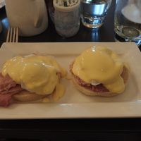 朝食のエッグベネディクト。ソースが最高に美味しかった
