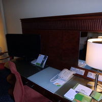 手前のコンセントはプラグ変換が不用でした。