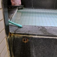 温泉は典型的な塩泉で加水されるも掛け流し　良い湯だ