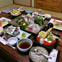 夕食全景(茄子の田楽、焼き物、吸い物、ご飯の出る前)