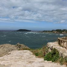 中央の島が雄島です