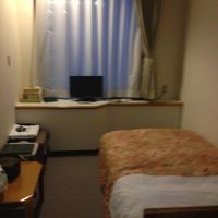 普通のビジネスホテルの客室です