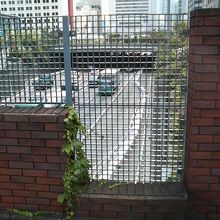 橋の隙間からは下を行き交う車がよく見えます。