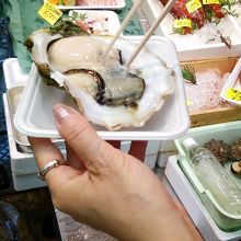 大きな岩牡蠣その場で頂きました♪