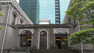 ビルの谷間に佇む