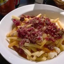 フライドポテトにグレービーソース、チーズが掛かってる
