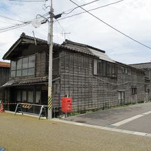妻入りの家屋は奥に連続しています