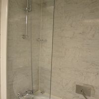 シャワーカーテンではないバスルーム（バスタブあり）