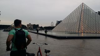 自転車でパリ夜景とセーヌ川クルーズ付