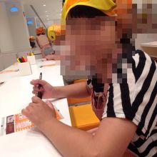 チキンラーメンオリジナル袋にお絵描き中の様子