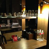 クローゼットの左側。下に冷蔵庫があります。