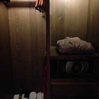 クローゼットの右側。ガウンやスリッパが置いてあります。