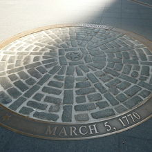 プレートが地面に埋め込まれている