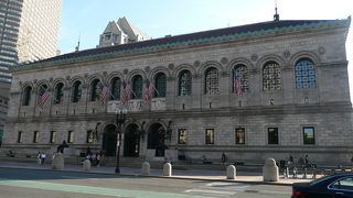 重厚な存在感ある図書館でした