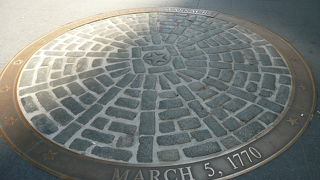 丸いプレートで記された虐殺の地